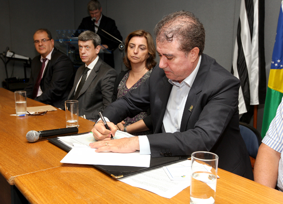 Jonas assina o documento