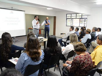 Samuel Rossilho conversa com moradores