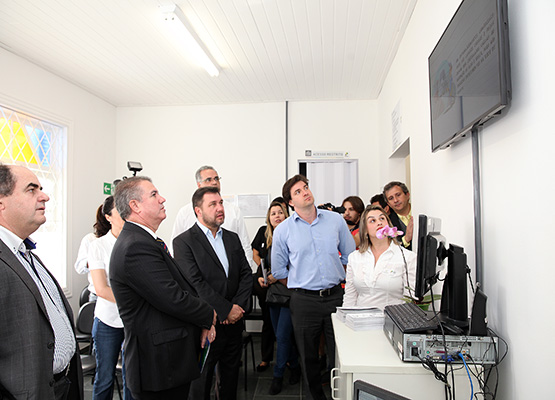 Autoridades visitam dependências do Agiliza Sousas