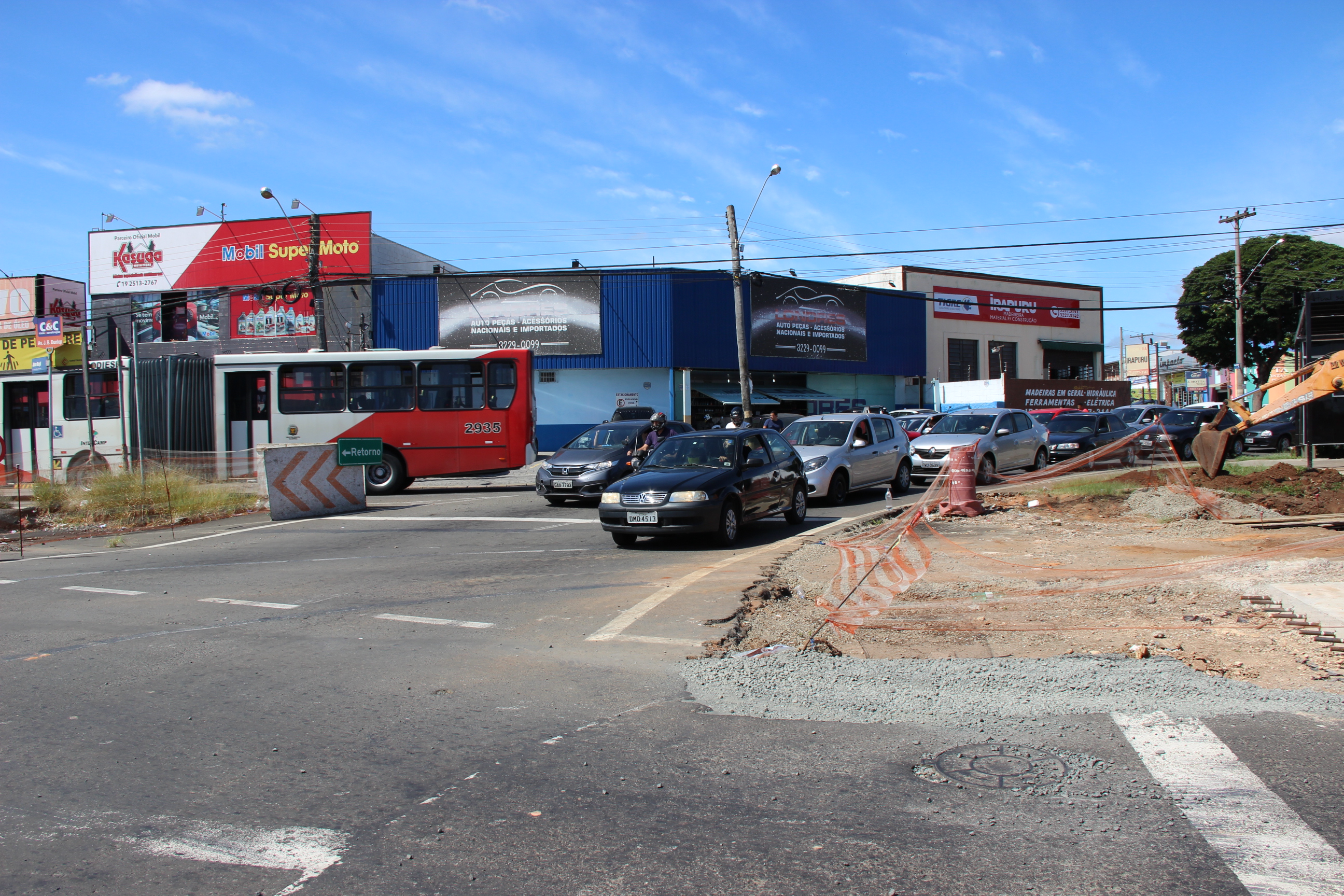 Acesso à rotatória da John Boyd no Jardim Londres: bloqueio