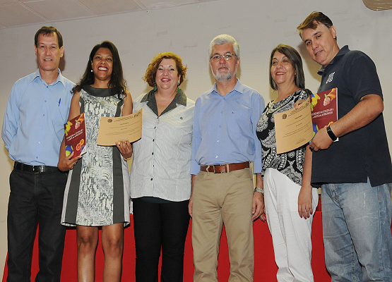 Homenageados receberam certificados