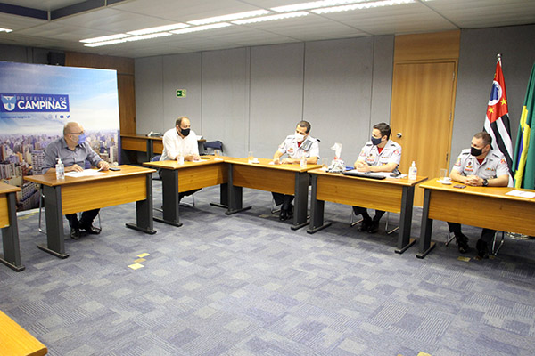 ... convida Bombeiros para se unirem ao trabalho de prevenção à pandemia