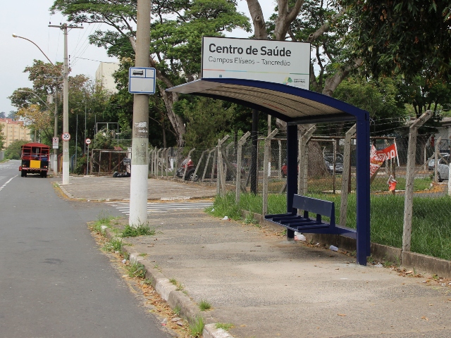 substitui abrigo de concreto que foi danificado durante acidente de trânsito