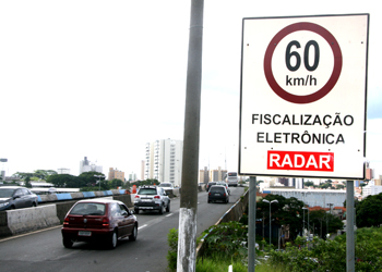Placa de sinalização indicando velocidade máxima permitida