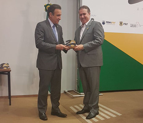 Prefeito Jonas Donizette recebe o prêmio das mãos do deputado Hugo Leal, presidente da Frente Parlamentar em Defesa do Trânsito Seguro