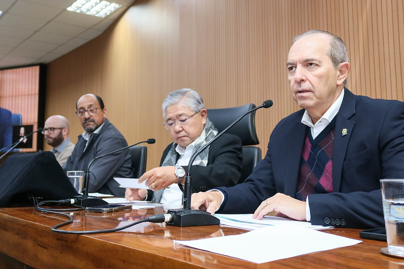 O secretário de Finanças, Aurílio Caiado, durante audiência pública na Câmara