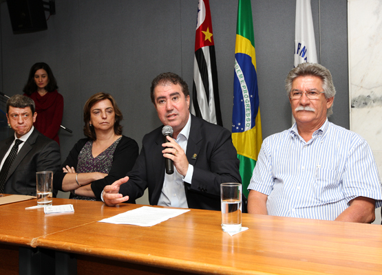 Prefeito discursa, ao lado de autoridades