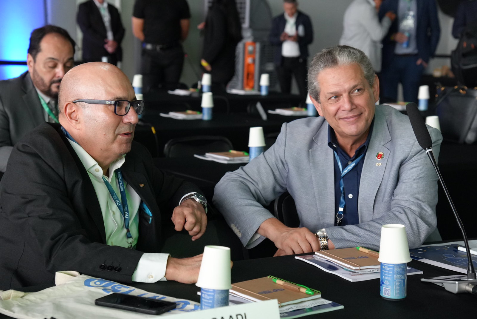 Dário com o prefeito de Maringá, Silvio Barros, durante reunião da FNP em Curitiba, nesta terça-feira, 24