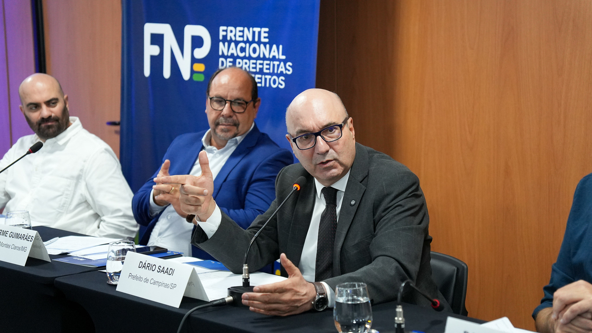 O prefeito Dário Saadi, que é presidente da Comissão de Saúde da FNP, durante reunião nesta terça, 8