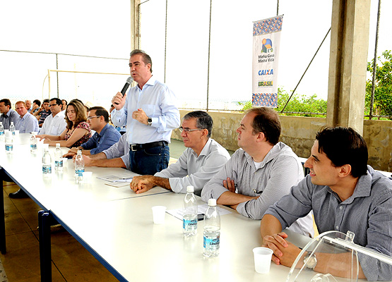 Prefeito Jonas discursa para a população presente no sorteio dos apartamentos