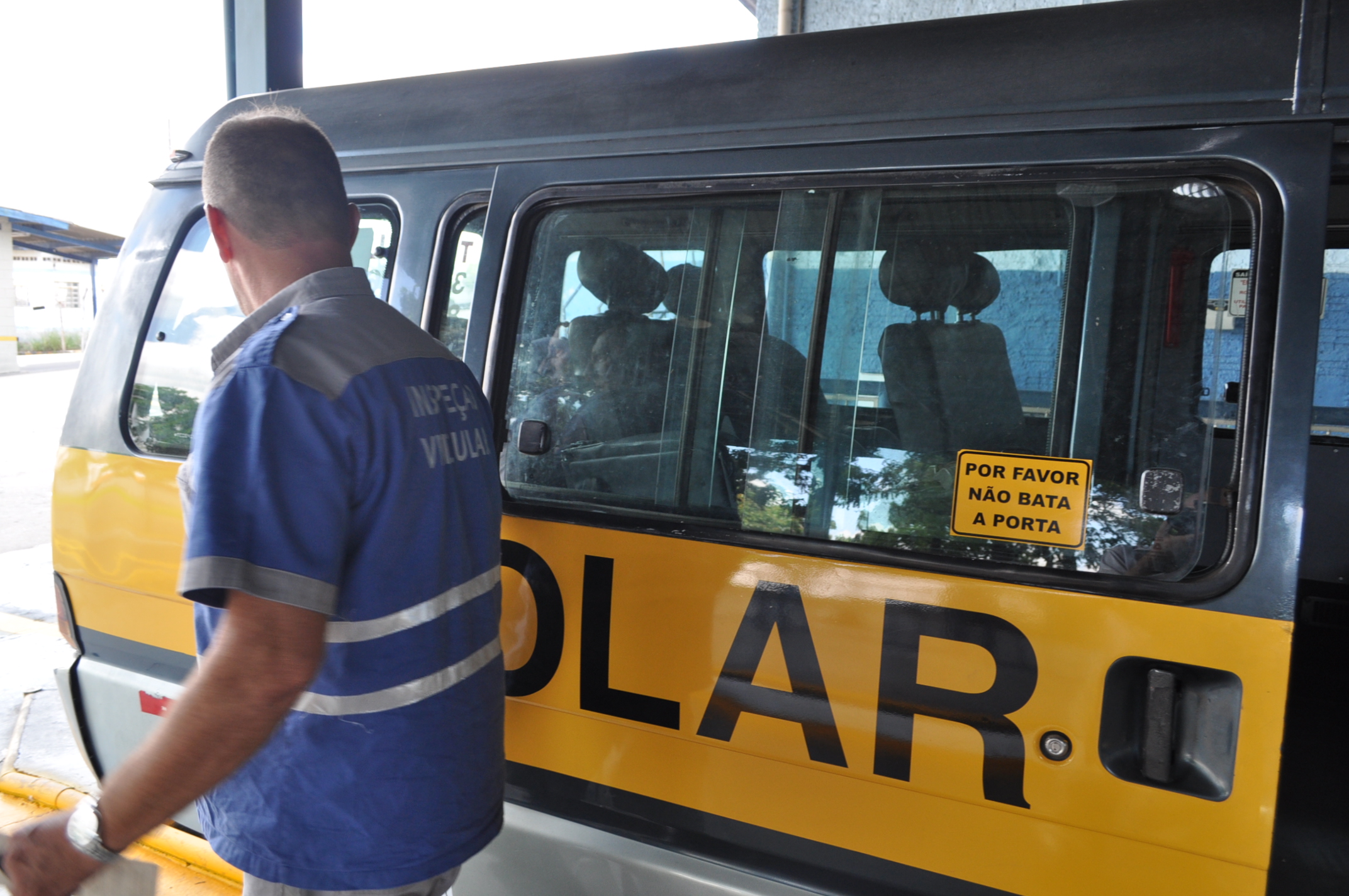 Transporte escolar sendo vistoriado. Medida garante segurança aos estudantes 