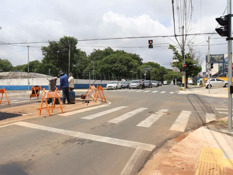 Cruzamento da Av.  Almeida Garret com a Rua José Lins do Rego passou por reconfiguração