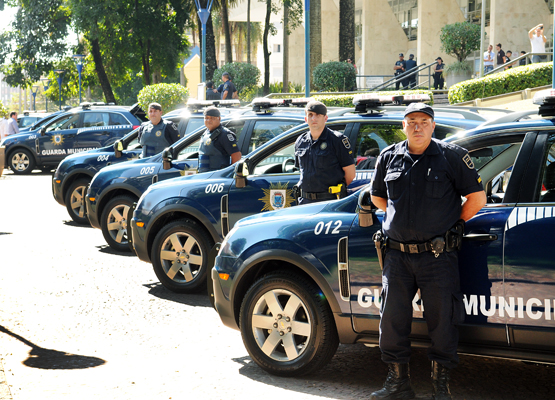 Guardas Municipais no prédio da Prefeitura
