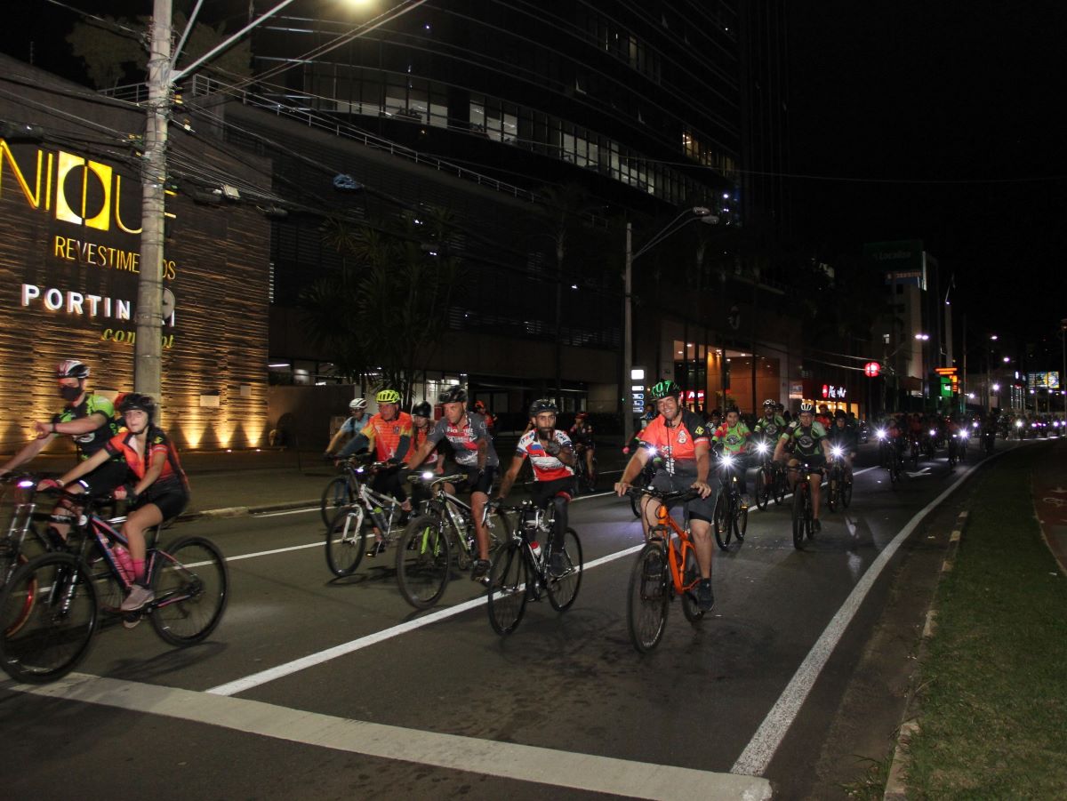 Ciclistas passaram pela Avenida Norte-Sul