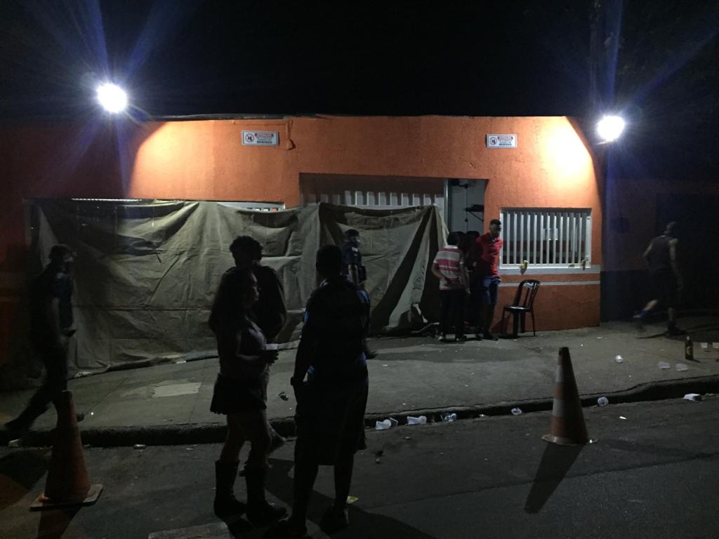 Forças de segurança foram até o bar que estava com uma lona para disfarçar