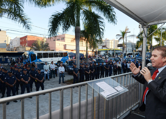 Prefeito discursa durante evento dos 17 anos da GM