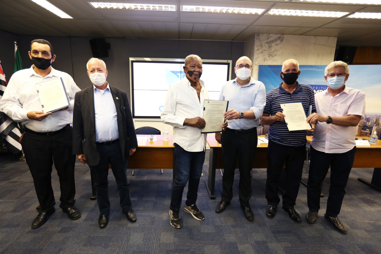 Prefeito e autoridades entregam as matrículas para três moradores