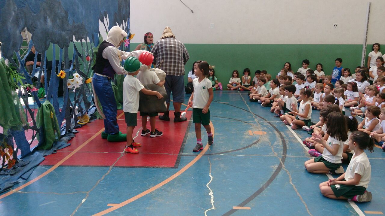 Atores interagem com alunos