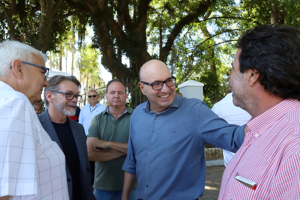 Autoridades acompanharam prefeito na visita a Sousas