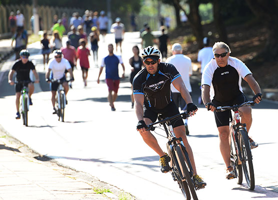 Ciclistas no entorno da Lagoa do Taquaral