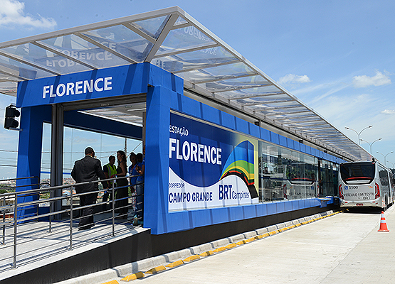 Portas dão acesso ao embarque e desembarque