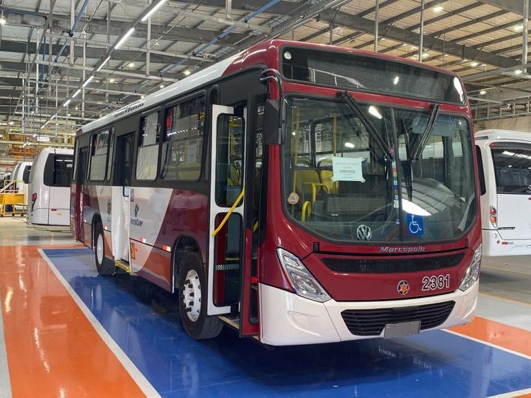 Versão midiônibus tem capacidade para transportar 60 passageiros