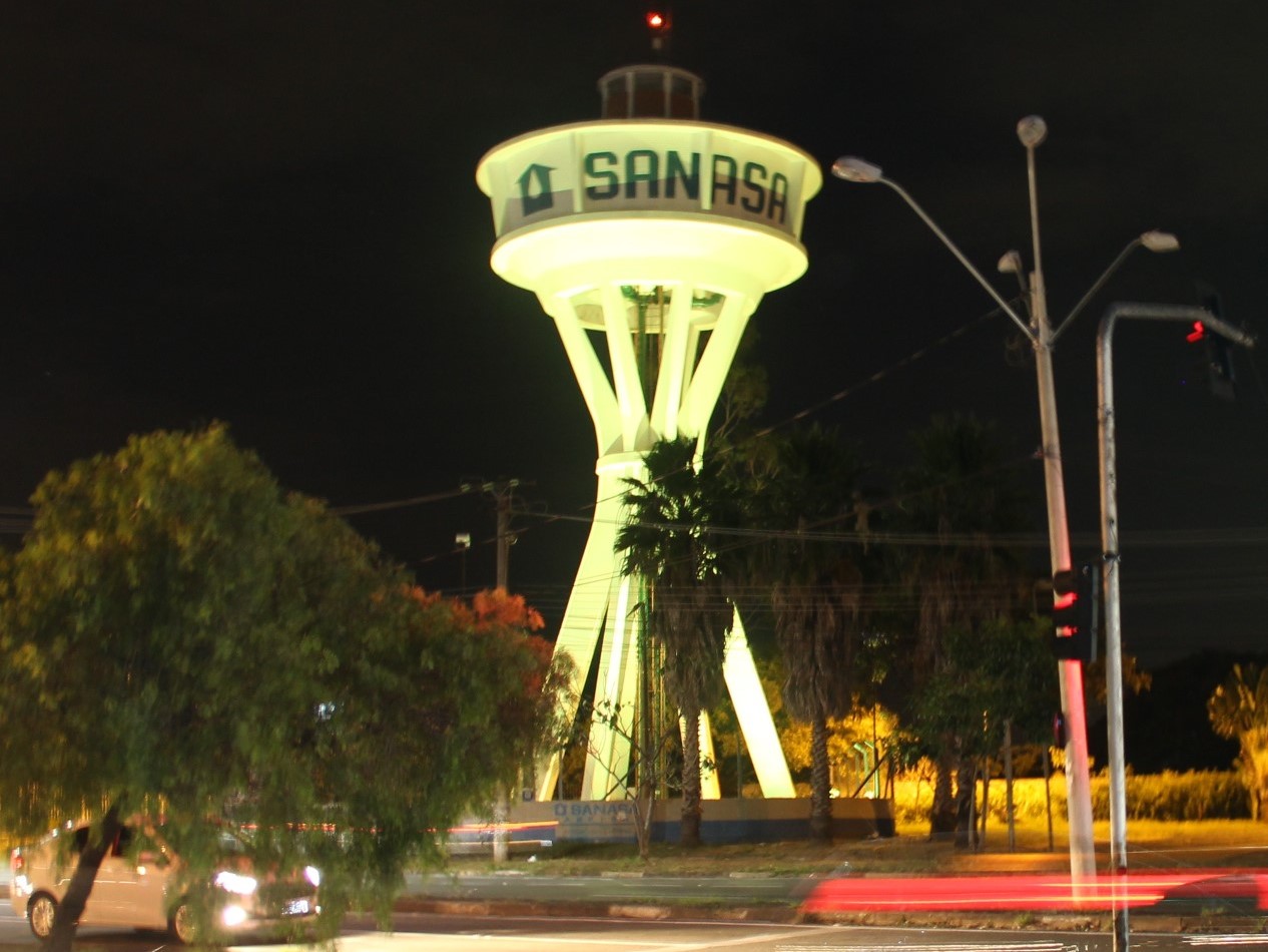 Três caixas d´água da Sanasa, além do prédio da Cohab estão iluminados de amarelo.