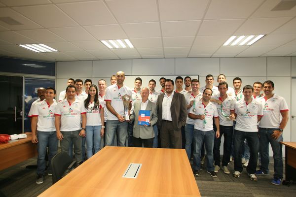 Presidente da Sanasa, ao centro, mostra camiseta autografada