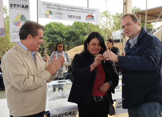 Prefeito e secretário de Habitação entregam chave a sorteada