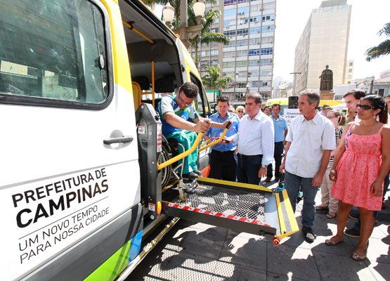 Prefeito observa Van em funcionamento