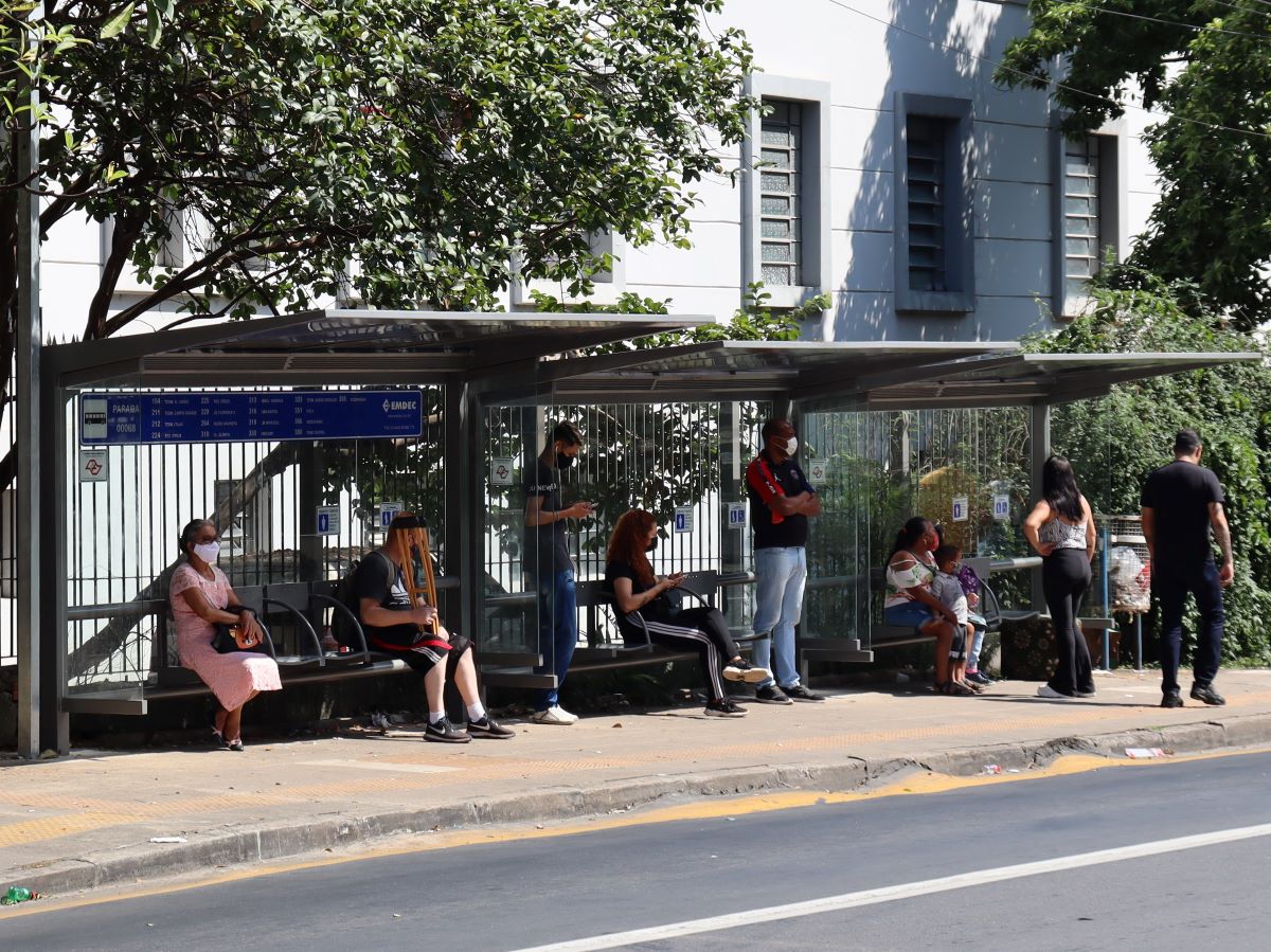 Com o mesmo padrão visual dos abrigos implantados na Avenida Francisco Glicério, o mobiliário possui quatro assentos individuais, cobertura de material leve e resistente a impactos, iluminação LED e tomada USB para recarga de celulares