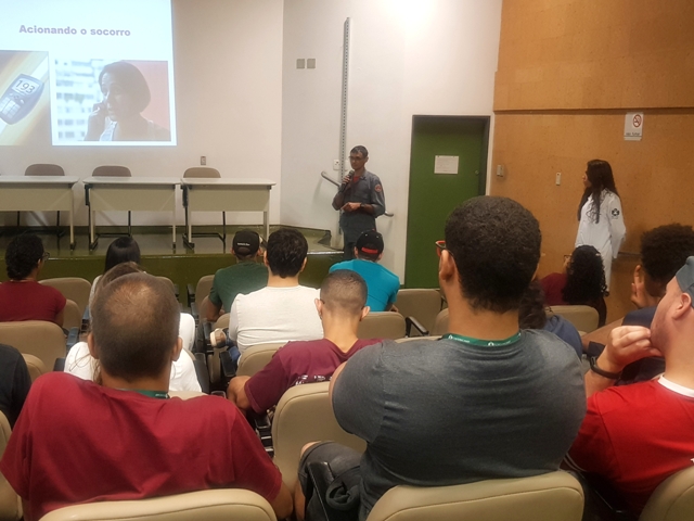 Alunos do curso de medicina da Unicamp participam da palestra