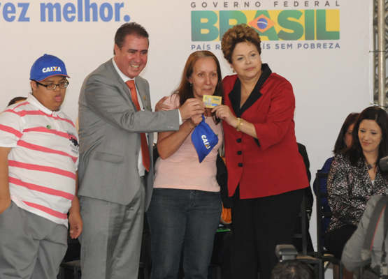 Jonas e Dilma entregam chave para contemplado