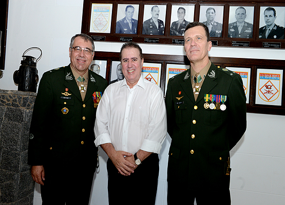 Prefeito ladeado pelos generais Saú (esq.) e Basto (dir.)