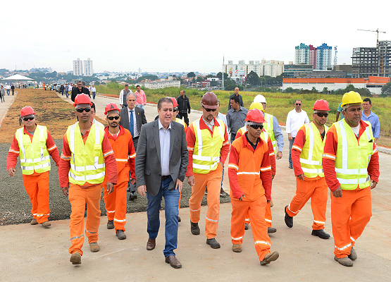 Jonas Donizette convidou operários para caminharem pelo local