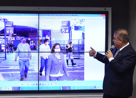 Prefeito mostra ação de distribuição de máscaras nesta segunda-feira em alguns terminais de ônibus