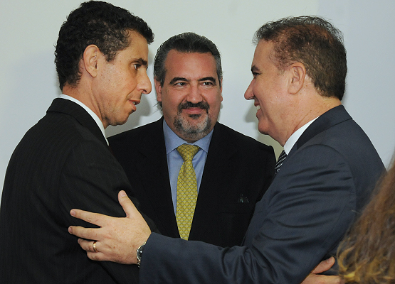 Delegado da PF, secretário de Segurança e prefeito na chegada à cerimônia