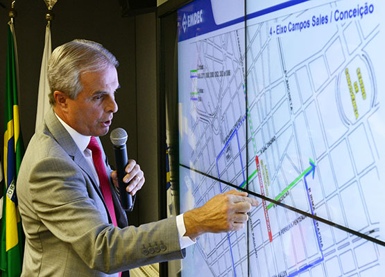 Barreiro, secretário de Transportes, mostrou bloqueios nos cruzamentos