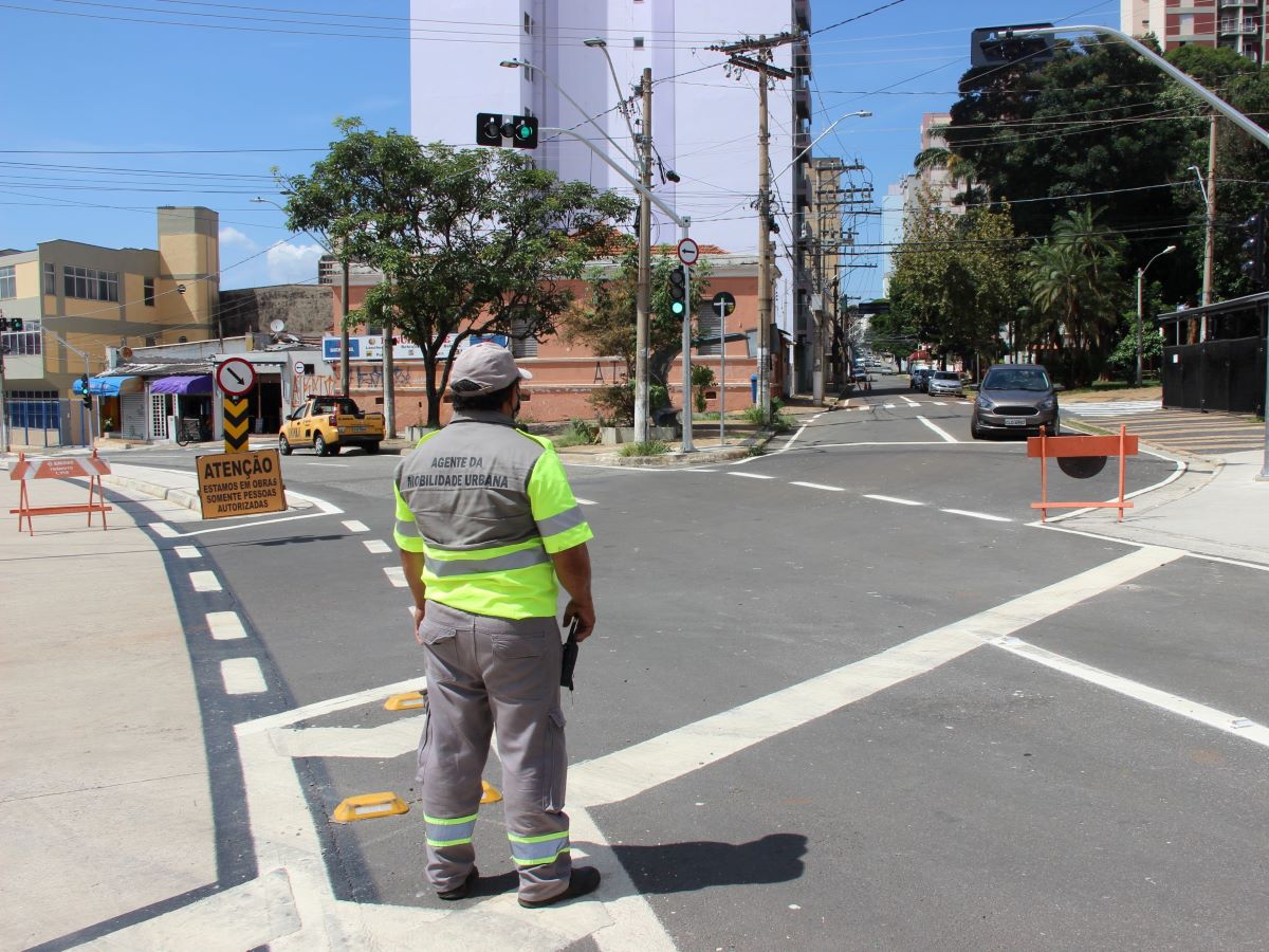 Agente de trânsito em operação
