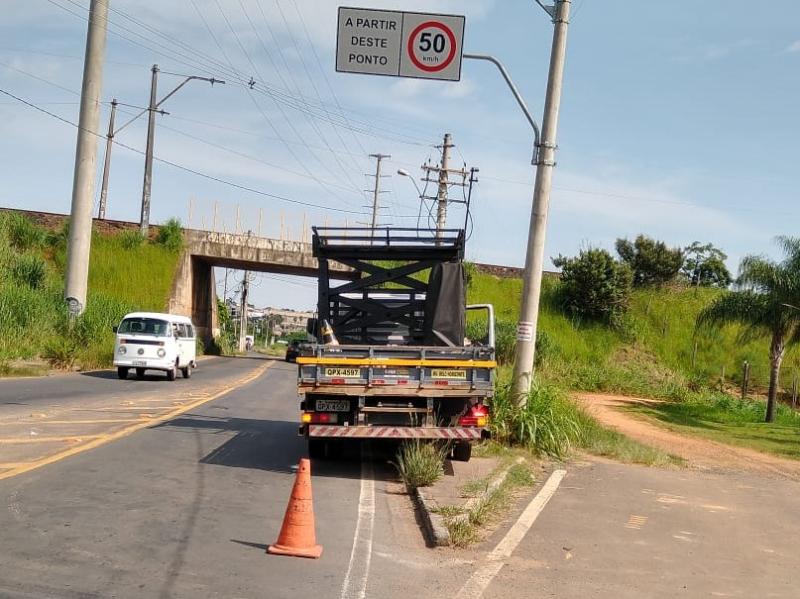 Novas placas indicam a redução de velocidade de 60 para 50 km/h
