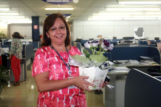 Flores e reconhecimento masculino homenagearam as mulheres
