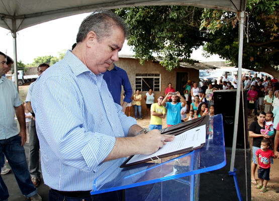 Jonas assina a ordem de serviço