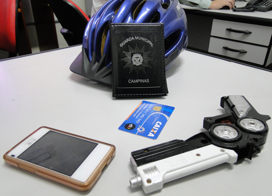 Até uma réplica de arma foi apreendida