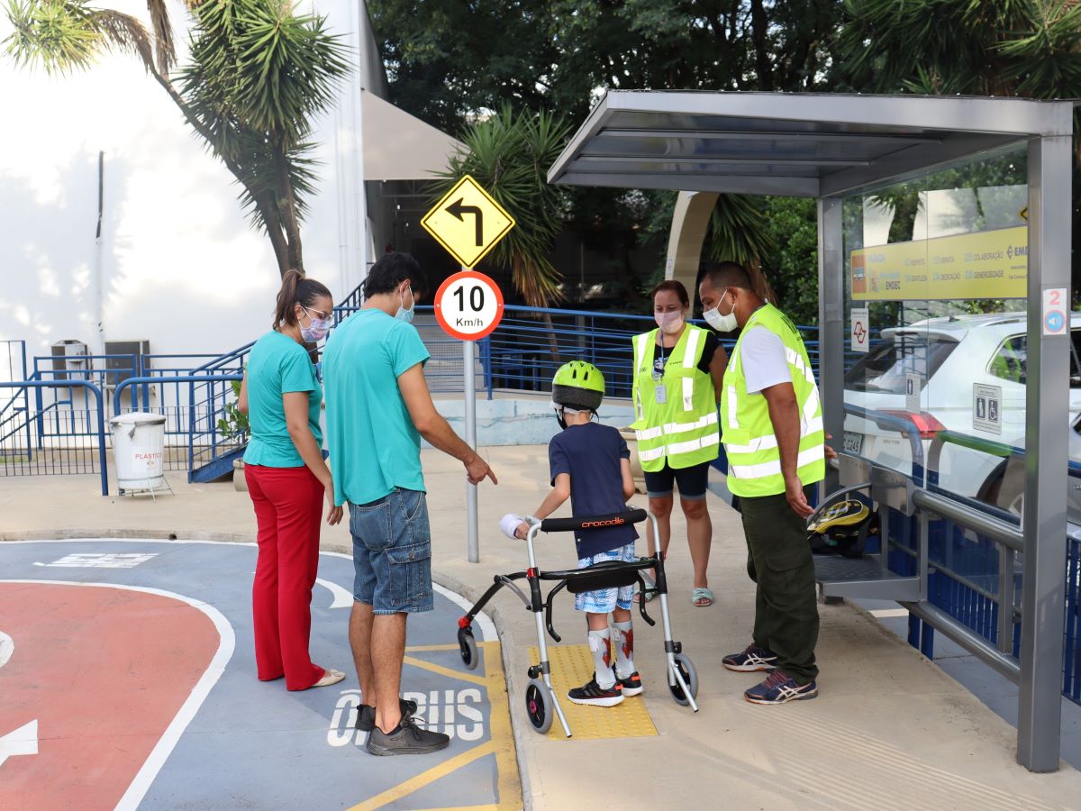 Heitor, de 8 anos, exercitou a coordenação, acompanhado pelos profissionais que tratam sua paralisia cerebral