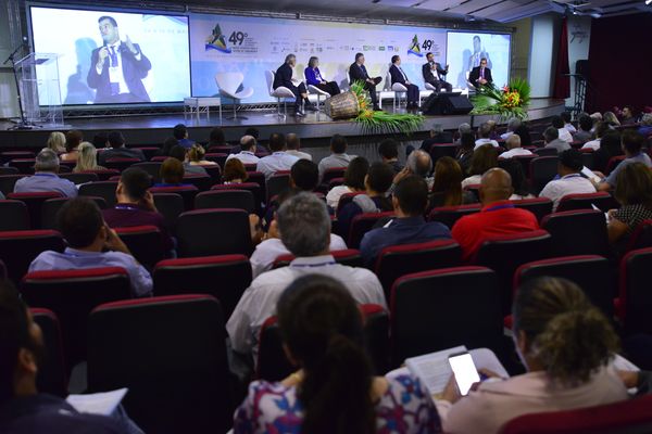 Diretor Técnico da Sanasa (no telão) fala durante o Congresso