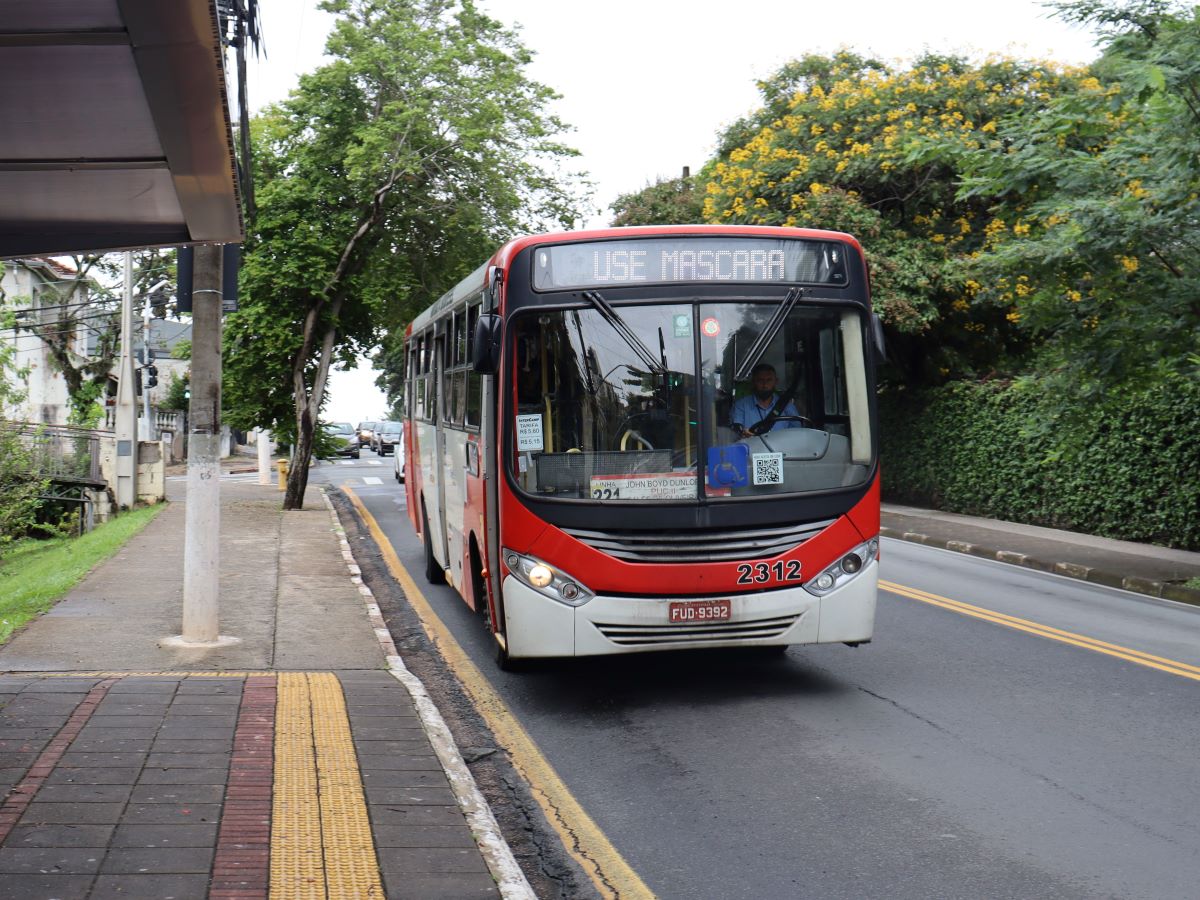 Linha passará a atender aos pontos localizados nas marginais Centro  bairro; bairro  Centro, com embarque e desembarque pela porta direita