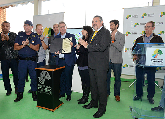 ... e apresenta para os participantes a ordem para início das obras