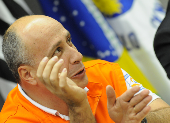 Sidnei Furtado fala durante a coletiva