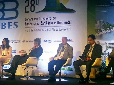 Arly de Lara Romeo na mesa de debates