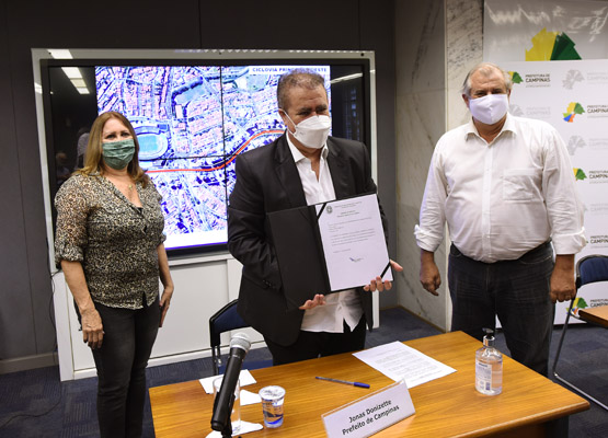 Prefeito mostra ordem de serviço assinada